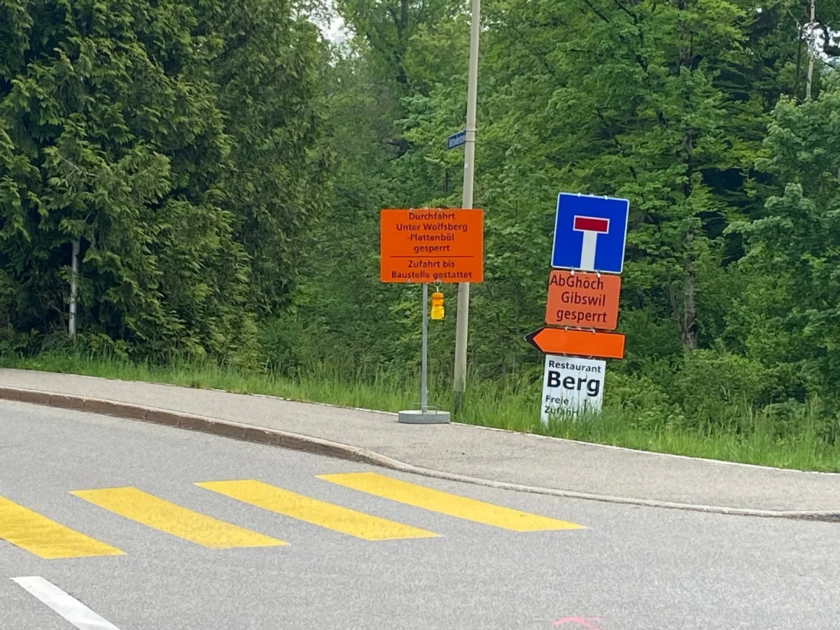 Josip Juric hat selber Tafeln anbringen lassen, um den Gästen zu signalisieren, wie sie ab Bäretswil «ganz normal» in sein Restaurant finden. Verschiedene Strassentafeln, die aufzeigen, dass das Ghöch eine Sackgasse ist.